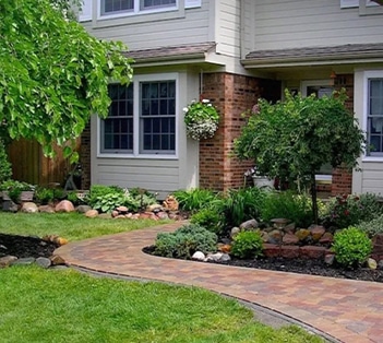 a garden in front of a building
